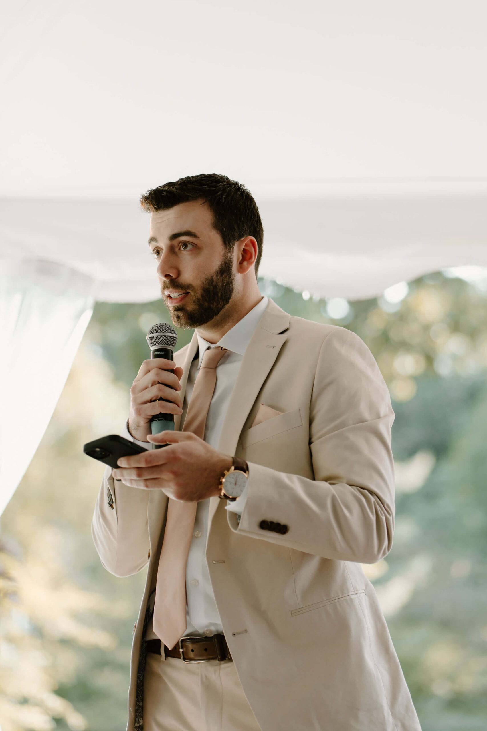 best man giving a speech at a wedding reception